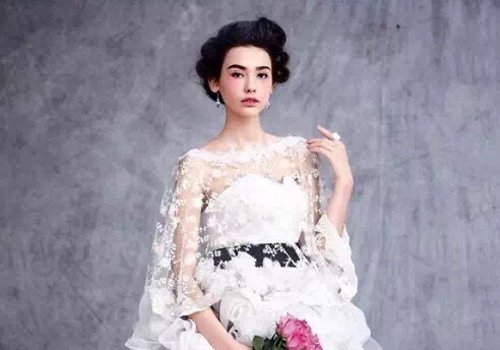 专属中国小脸女生的文艺新娘发型扎法 露额头几乎是小脸新娘发型