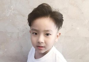 男幼童个性偏分短发设计 2020年小绅士必梳的复古油头剃两边发型