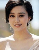 日韩派对梳盘发造型呈现 中年方脸女士扎出潮发型