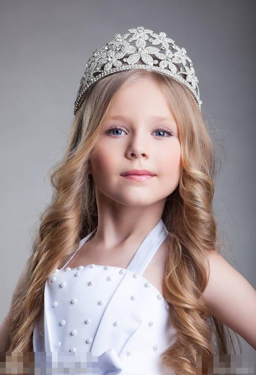 儿童公主头戴皇冠的梳扎发图片 正当流行小女孩公主头扎散发大全