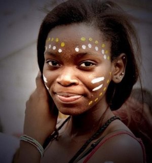 厚嘴唇非洲丑女人发型图片 非洲人女人的自然卷